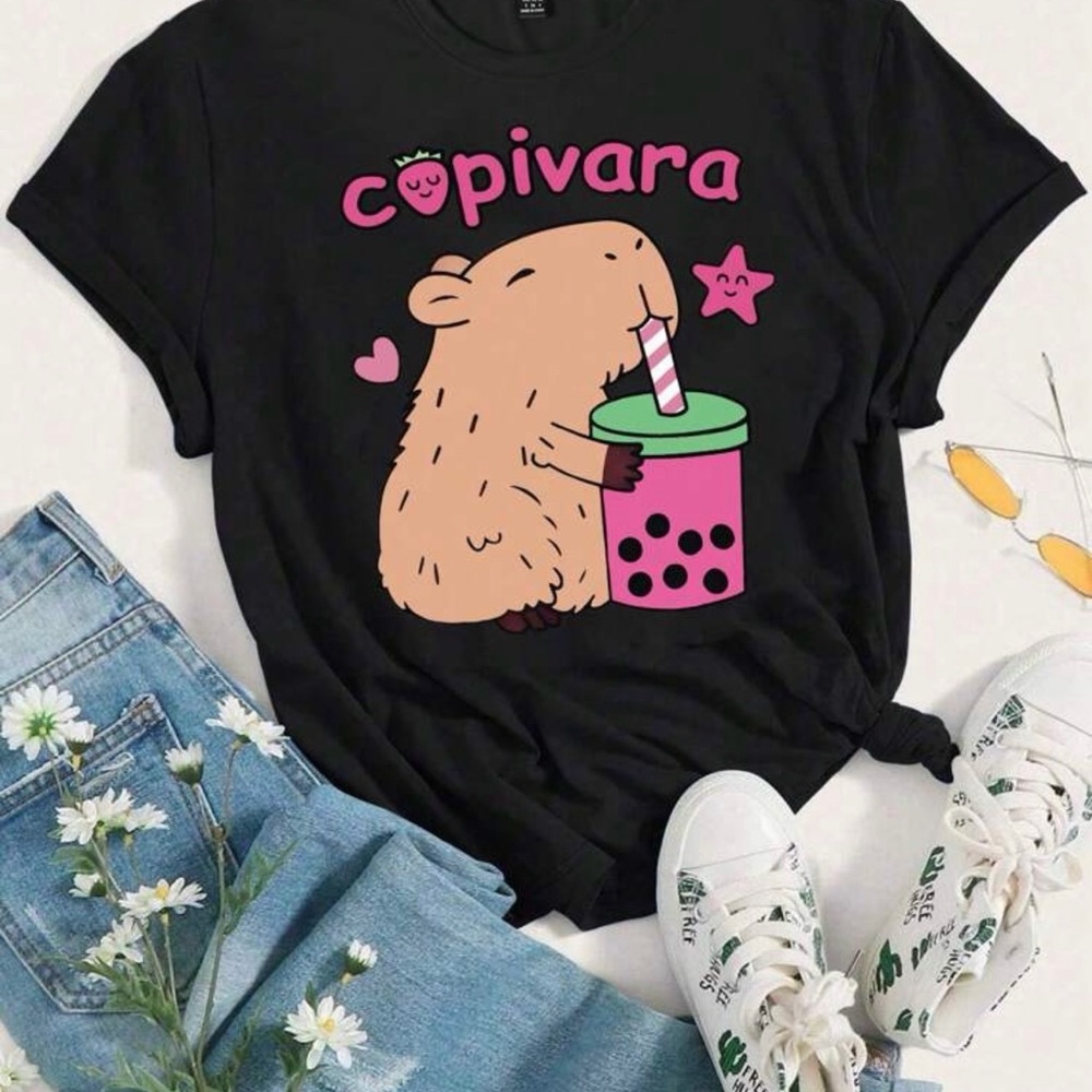 Women's basic short-sleeved t-shirt with capybara print, casual and beautiful